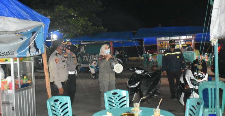 Tim Operasi Gabungan Polres Kuansing,TNI (Penghubung Kodim 0302 Inhu dan Satpol PP gelar operasi pengendalian penyebaran Covid-19 di sejumlah tempat yang diduga rawan terjadinya pelanggaran Protokol Kesehatan (Prokes) Covid-19