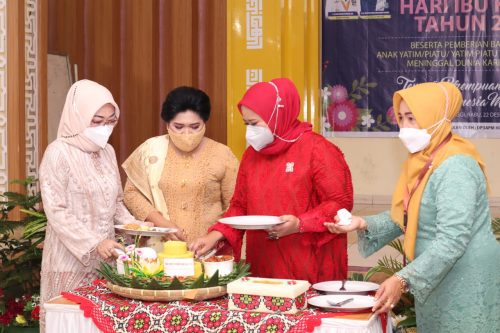 Ibu Ketua Bhayangkari Cabang Tebing Tinggi Ny. Tika Kunto Wibisono, menghadiri kegiatan Peringatan Hari Ibu( PHI ) ke 93 Tahun 2021