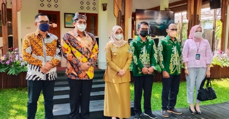 Plt. Bupati Bintan Roby Kurniawan melakukan study ke Mal Pelayanan Publik (MPP) Kabupaten Banyuwangi, Senin (07/02). Kedatangan Plt. Bupati Bintan disambut langsung oleh Bupati Banyuwangi Ipuk Fiestiandani.