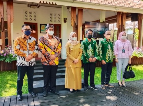 Plt. Bupati Bintan Roby Kurniawan melakukan study ke Mal Pelayanan Publik (MPP) Kabupaten Banyuwangi, Senin (07/02). Kedatangan Plt. Bupati Bintan disambut langsung oleh Bupati Banyuwangi Ipuk Fiestiandani.