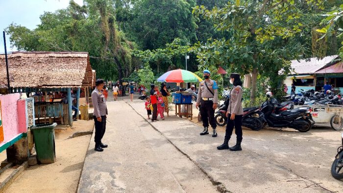 Personil Polres Karimun melaksanakan pengamanan di objek wisata pantai di Kabupaten Karimun. Kamis (5/5/22)