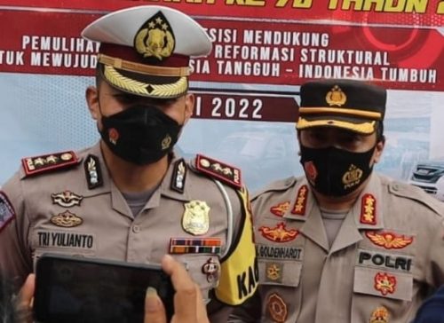 Kabid Humas Polda Kepri Kombes Pol. Harry Goldenhardt S., S.IK., M.Si didampingi Dirlantas Polda Kepri Kombes Pol. Tri Yulianto S.I.K.,M.Si. Kamis (1/12/2022).