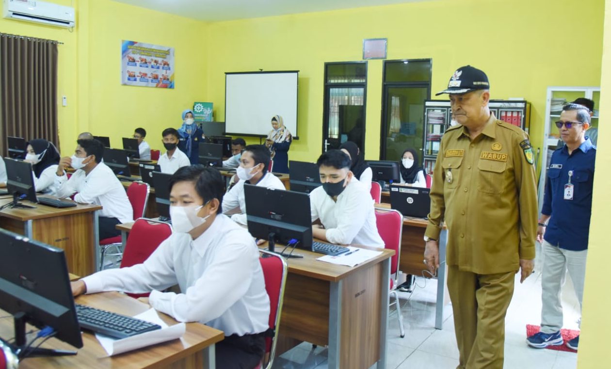 Wabup H.Syamsuddin Uti meninjau pelaksanaan ujian tertulis CAT, KPU Provinsi Riau