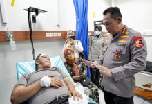 Kapolri Jenderal Listyo Sigit Prabowo menjenguk masyarakat dan personel polri yang menjadi korban peristiwa bom bunuh diri Mapolsek Astana Anyar di Rumah Sakit Immanuel, Bandung