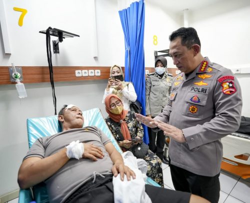 Kapolri Jenderal Listyo Sigit Prabowo menjenguk masyarakat dan personel polri yang menjadi korban peristiwa bom bunuh diri Mapolsek Astana Anyar di Rumah Sakit Immanuel, Bandung