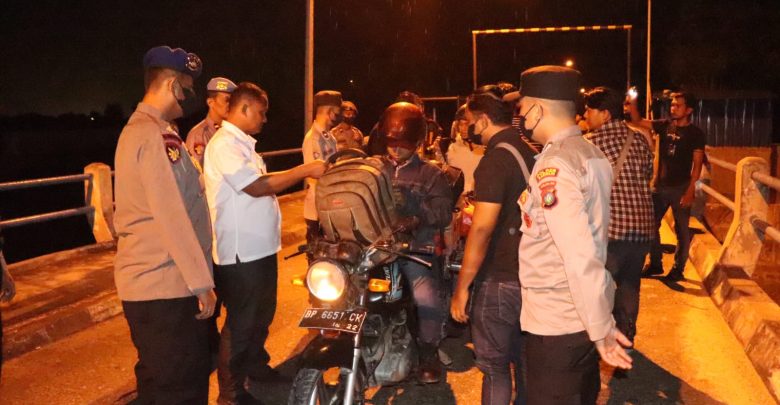 Personel Polres Karimun melakukan pemeriksaan orang dan kendaraan dipelabuhan Roro Parit Rempak Kecamatan Meral Barat Karimun. Rabu (30/11/2022)