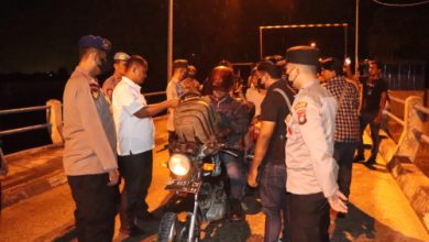 Personel Polres Karimun melakukan pemeriksaan orang dan kendaraan dipelabuhan Roro Parit Rempak Kecamatan Meral Barat Karimun. Rabu (30/11/2022)