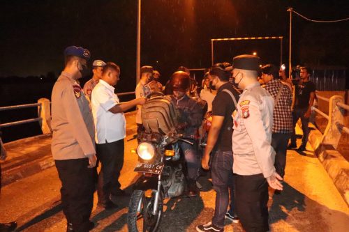 Personel Polres Karimun melakukan pemeriksaan orang dan kendaraan dipelabuhan Roro Parit Rempak Kecamatan Meral Barat Karimun. Rabu (30/11/2022)