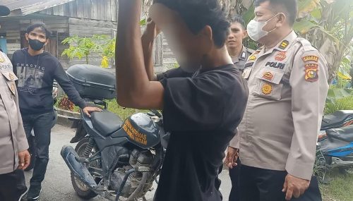 Personel Polsek Tembilahan Hulu, Polres Inhil mengamankan beberapa anak-anak yang masih di bawah umur sedang menggunakan lem cap Kambing di semak-semak