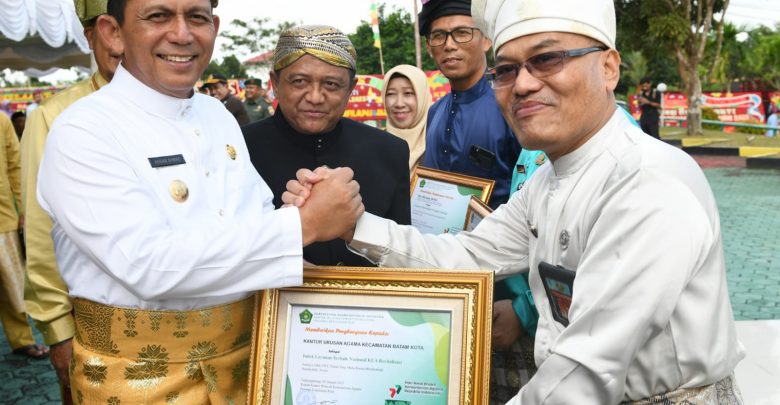 Gubernur Kepulauan Riau H. Ansar Ahmad menyerahkan sertifikat halal bagi 20 UMKM.