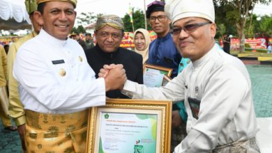 Gubernur Kepulauan Riau H. Ansar Ahmad menyerahkan sertifikat halal bagi 20 UMKM.